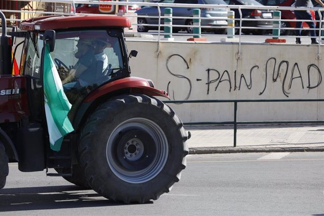 Archivo - Imagen de archivo de una tractorada en Granada