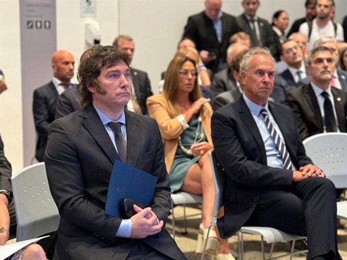 HANDOUT - 26 January 2024, Argentina, Buenos Aires: Javier Milei (L), President of Argentina, takes part in a memorial ceremony for the victims of National Socialism at the Holocaust Museum. 