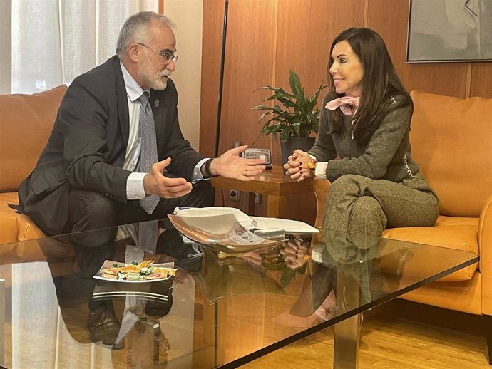 La presidenta de las Cortes de Aragón, Marta Fernández, y el lugarteniente del Justicia de Aragón, Javier Hernández.