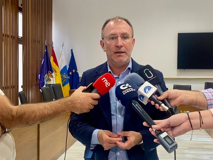 El presidente del Cabildo de La Palma, Sergio Rodríguez, comparece ante los medios de comunicación al término de la reunión del PEINPAL