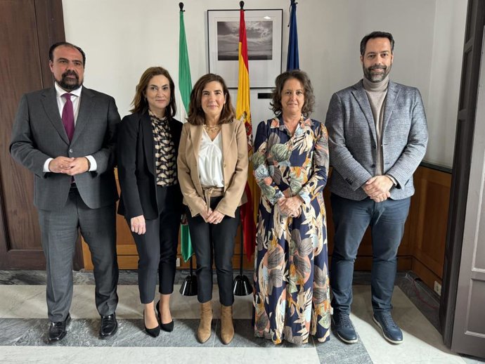 Las consejeras de Empleo y Salud, Rocío Blanco y Catalina García, respectivamente, en el centro de la imagen tomada tras la firma del protocolo para regular una actuación "conjunta" de la gestión integral de las enfermedades profesionales.