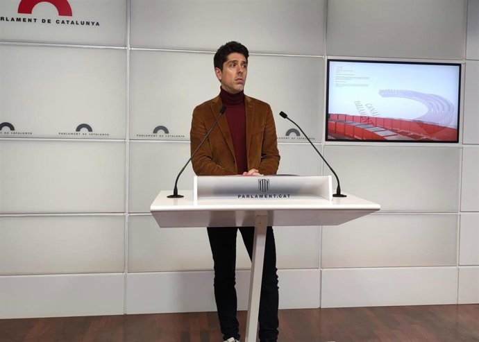 El portavoz de los comuns en el Parlament, David Cid, en rueda de prensa