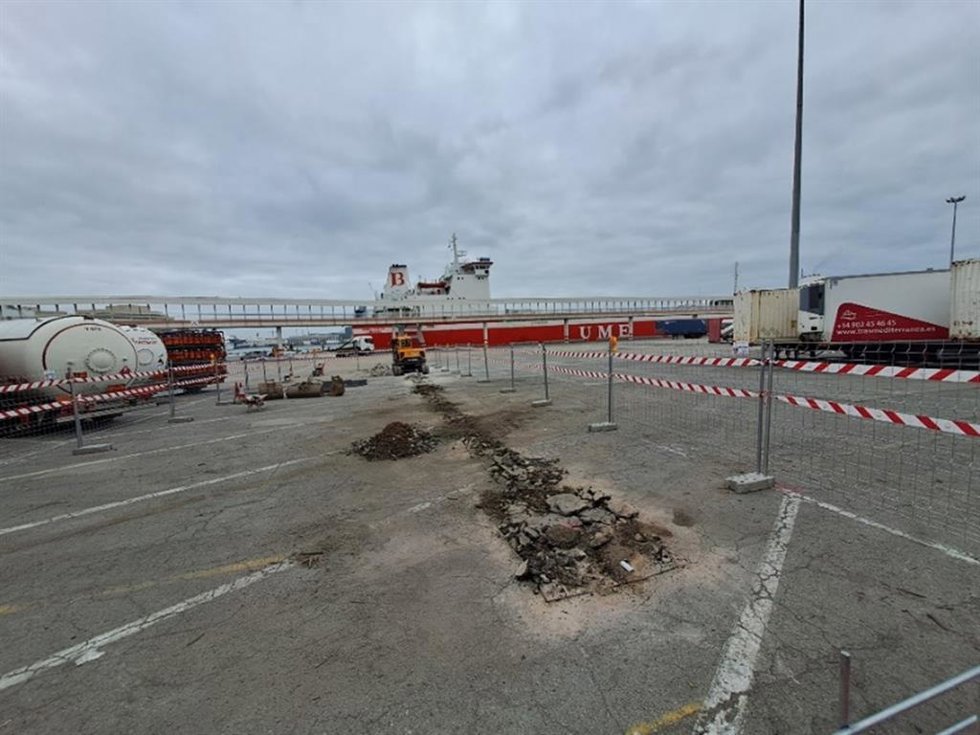 Trabajos de electrificación del muelle de ferris del Puerto de Barcelona.