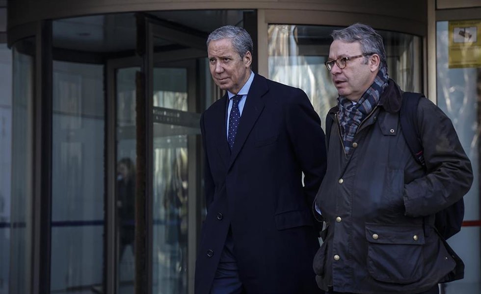 El expresidente de la Generalitat Valenciana y exministro de Trabajo con el PP, Eduardo Zaplana, a su salida del juicio por el caso Erial, en la Ciudad de la Justicia de Valencia, a 1 de febrero de 2024