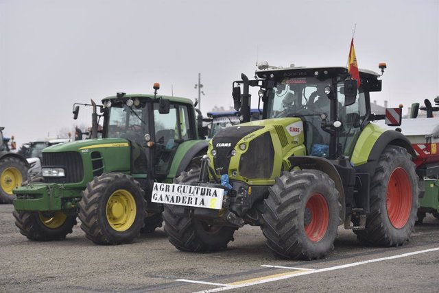 Los tractores de los agricultores se concentran por carreteras que pasan por Huesca, a 6 de febrero de 2024, en Huesca, Aragón, (España). Han ocasionado problemas en la N-123 (Barbastro), la N-211, la N-260 en Aínsa y en varios tramos de la N-240. Agricul
