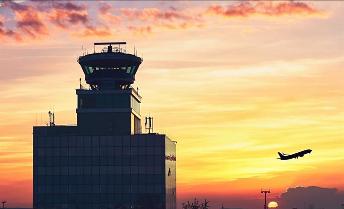 Archivo - Una torre de control aéreo