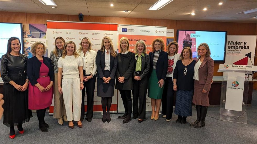 Foto de familia de las mujeres participantes en la jornada 'Impacto de la igualdad en el crecimiento empresarial'.