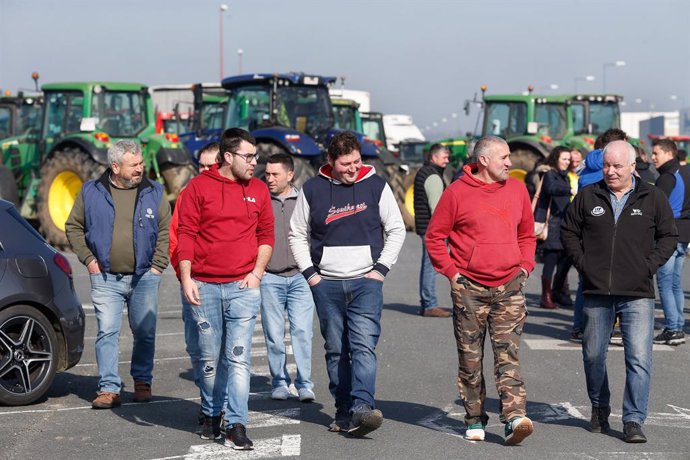 Agricultores y tractores se concentran en el Polígono Industrial das Gándaras, a 6 de febrero de 2024, en Lugo, Galicia (España). Agricultores y ganaderos de toda España han sacado sus tractores a las carreteras desde esta madrugada para pedir mejoras en 