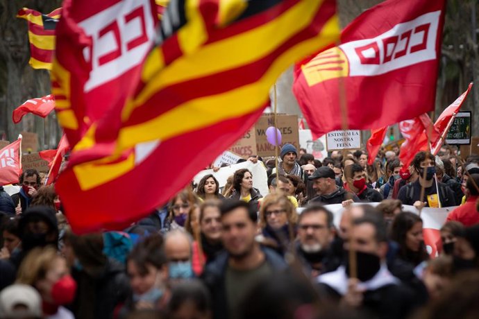 Archivo - Banderas de CC.OO. De Catalunya en una manifestación.
