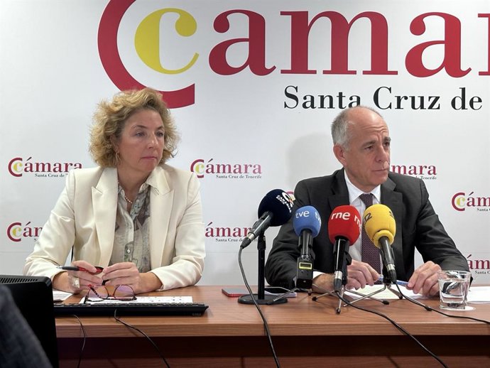 El presidente y la directora general de la Cámara de Comercio de Santa Cruz de Tenerife, Santiago Sesé y Lola Pérez, en rueda de prensa