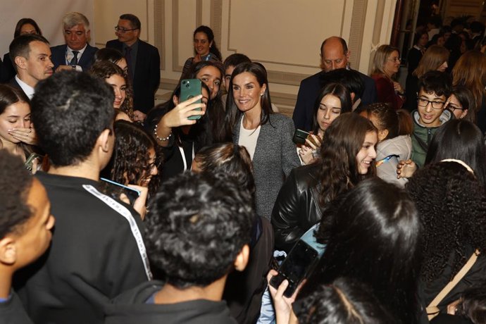 La Reina con los asistentes a la jornada.