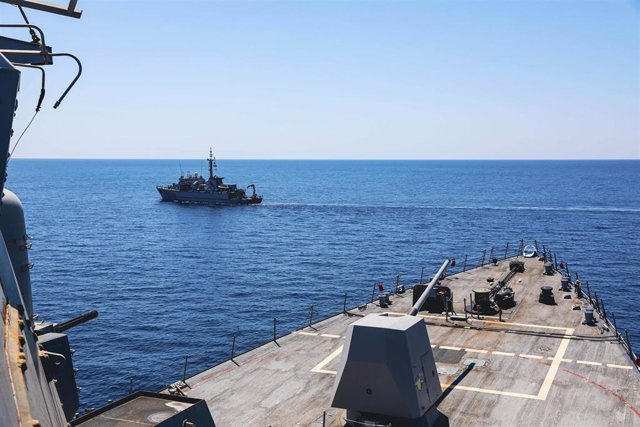 Archivo - July 11, 2023 - Mediterranean Sea - The guided missile destroyer USS Paul Ignatius sails behind the Italian navy ship ITS Viareggio during an anti-mine exercise in the Mediterranean Sea, July 11, 2023. Ignatius is on a scheduled deployment in th