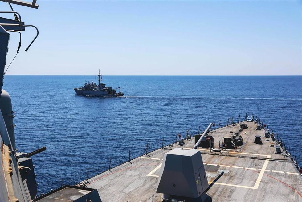 Archivo - July 11, 2023 - Mediterranean Sea - The guided missile destroyer USS Paul Ignatius sails behind the Italian navy ship ITS Viareggio during an anti-mine exercise in the Mediterranean Sea, July 11, 2023. Ignatius is on a scheduled deployment in 