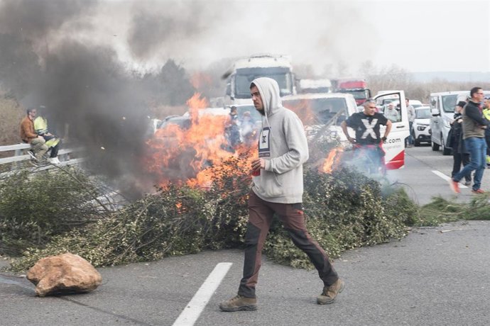 Agricultores queman vegetación para cortar la AP-7