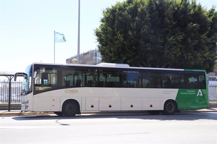 Autobús en una paarada en Cádiz.
