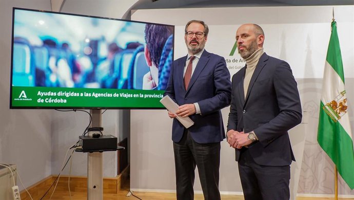 El delegado del Gobierno andaluz en Córdoba, Adolfo Molina (izda.), junto al delegado de Turismo, Cultura y Deporte, Eduardo Lucena, en rueda de prensa.