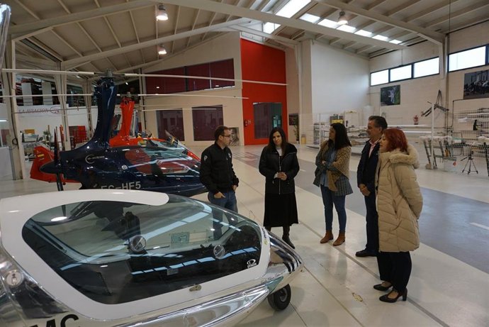 Gálvez (2 izda.) en su visita a ELA Aviación, en Fuente Obejuna.