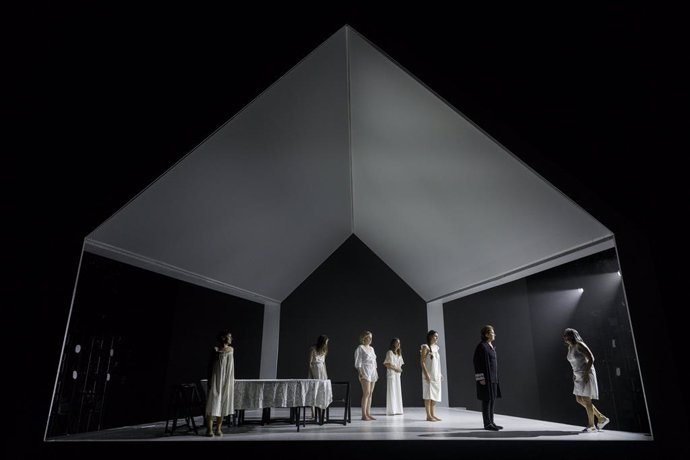 Alberto Sanzol presenta su montaje 'La casa de Bernarda Alba' como "una radiografía intensa de la estructura patriarcal"