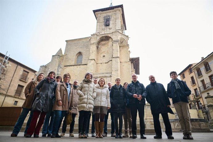 Rebeca Esnaola, junto a la delegada del Gobierno, Alicia Echeverria; la alcaldesa de Viana, Yolanda González; el director general de Cultura, Ignacio Apezteguía; el párroco de la iglesia de Santa María, José Ignacio Hernández, y personal técnico.