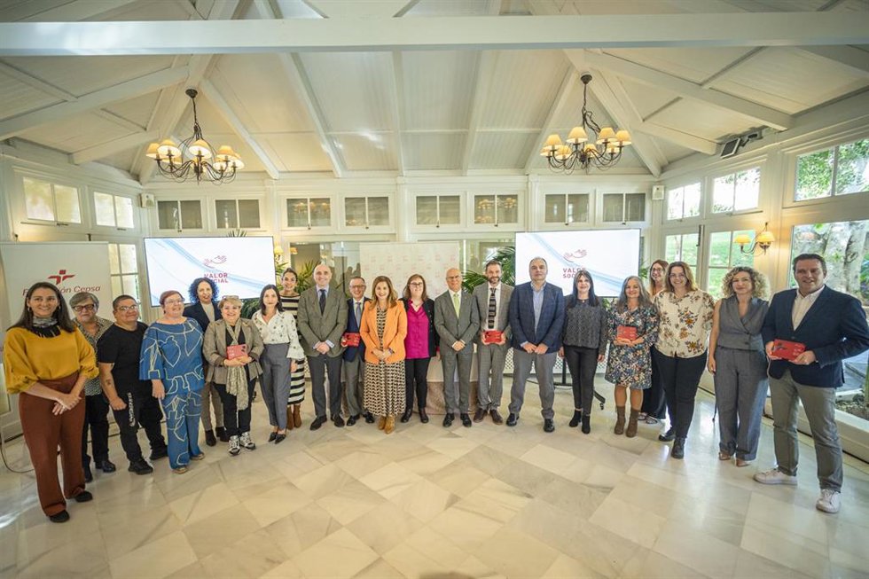 Foto de familia de los galardonados con el Premio al Valor Social Fundación Cepsa en Canarias 2023