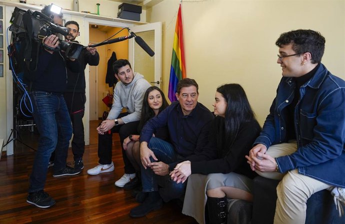 El candidato del PSdeG a la Presidencia de la Xunta, José Ramón Gómez Besteiro, este martes en un piso de estudiantes