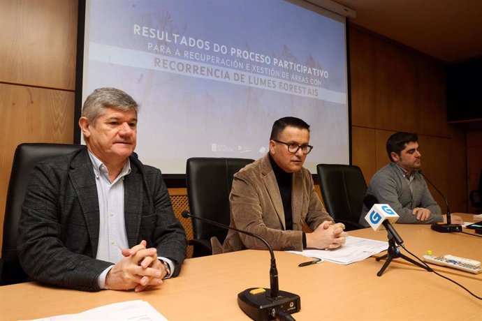Archivo - José González, acompañado do director xeral de Planificación e Ordenación Forestal, José Luis Chan, e do director xeral de Defensa do Monte, Manuel Rodríguez,