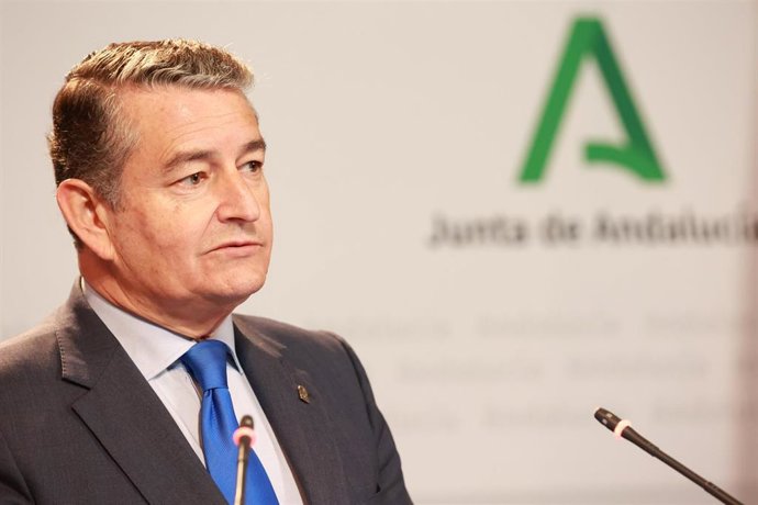 El consejero de Presidencia, Interior, Diálogo Social y Simplificación Administrativa, Antonio Sanz, comparece durante la rueda de prensa posterior al Consejo de Gobierno. A 6 de febrero de 2024, en Sevilla (Andalucía, España).