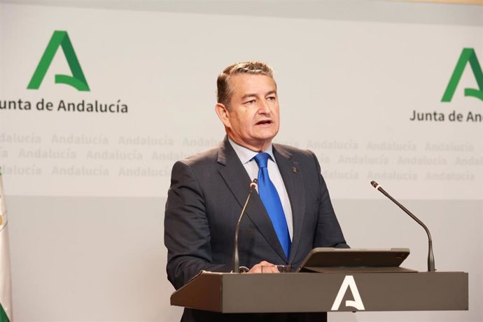 El consejero de Presidencia, Interior, Diálogo Social y Simplificación Administrativa, Antonio Sanz, comparece durante la rueda de prensa posterior al Consejo de Gobierno. A 6 de febrero de 2024, en Sevilla (Andalucía, España).