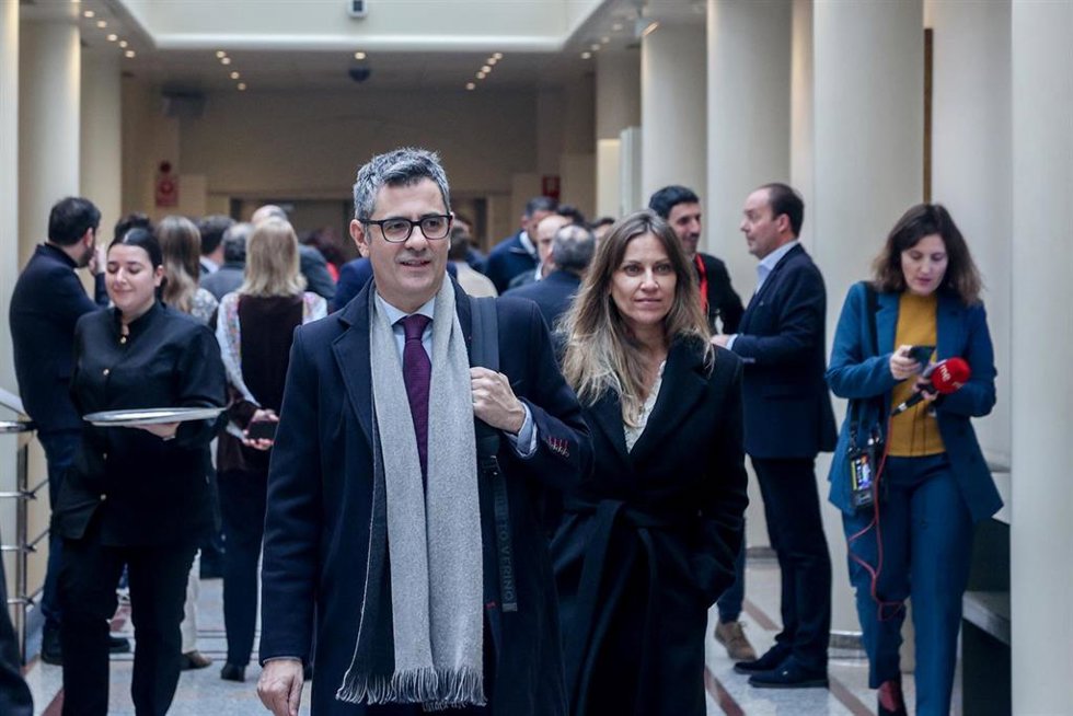 El ministro de la Presidencia, Relaciones con las Cortes y Justicia, Félix Bolaños, llega a un pleno extraordinario del Congreso de los Diputados en el Palacio del Senado, a 16 de enero de 2024, en Madrid (España). El Congreso debate hoy la toma en cons
