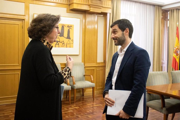 La consellera balear de Familias y Asuntos Sociales, Catalina Cirer, y el ministro de Derechos Sociales, Consumo y Agenda 2030, Pablo Bustinduy.