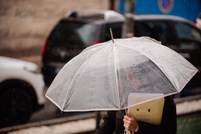 Una persona se protege de la lluvia con paraguas, a 19 de enero de 2024, en Madrid (España). La Agencia Estatal de Meteorología (Aemet) ha emitido un aviso amarillo por lluvias en toda la región de Madrid y nieve en la Sierra. Se prevé una precipitación a