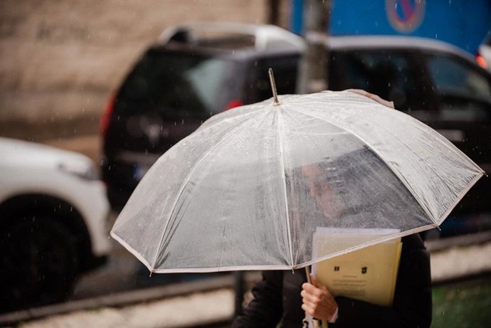 Una persona se protege de la lluvia con paraguas, a 19 de enero de 2024, en Madrid (España). La Agencia Estatal de Meteorología (Aemet) ha emitido un aviso amarillo por lluvias en toda la región de Madrid y nieve en la Sierra. Se prevé una precipitación