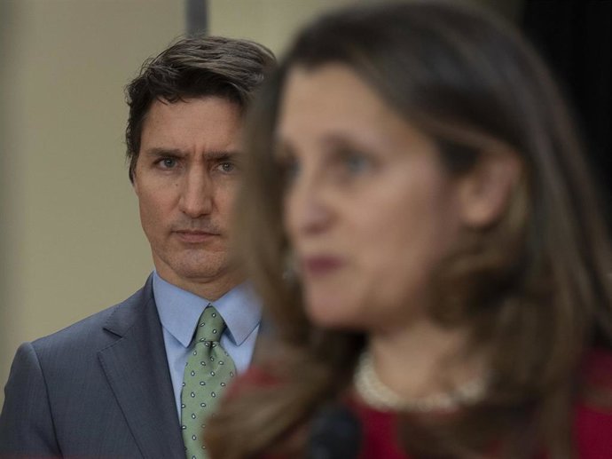 Archivo - 07 February 2023, Canada, Ottawa: Canada's Prime Minister Justin Trudeau looks on as Deputy Prime Minister and Finance Minister Chrystia Freeland speaks during a visit to a medical training facility at a hospital in Ottawa. Photo: Adrian Wyld/