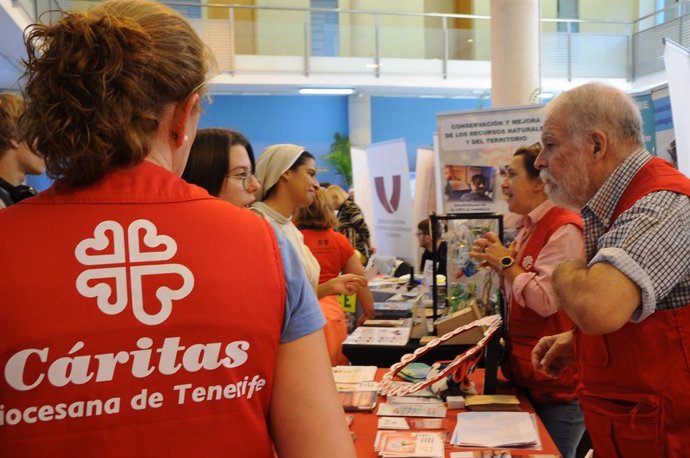 Personal de Cáritas Diocesana de Tenerife atiende a un grupo de personas