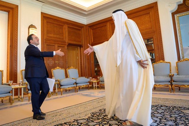 El ministro de Asuntos Exteriores, Unión Europea y Cooperación, José Manuel Albares, es recibido por el emir de Qatar, jeque Tamim bin Hamad al Thani