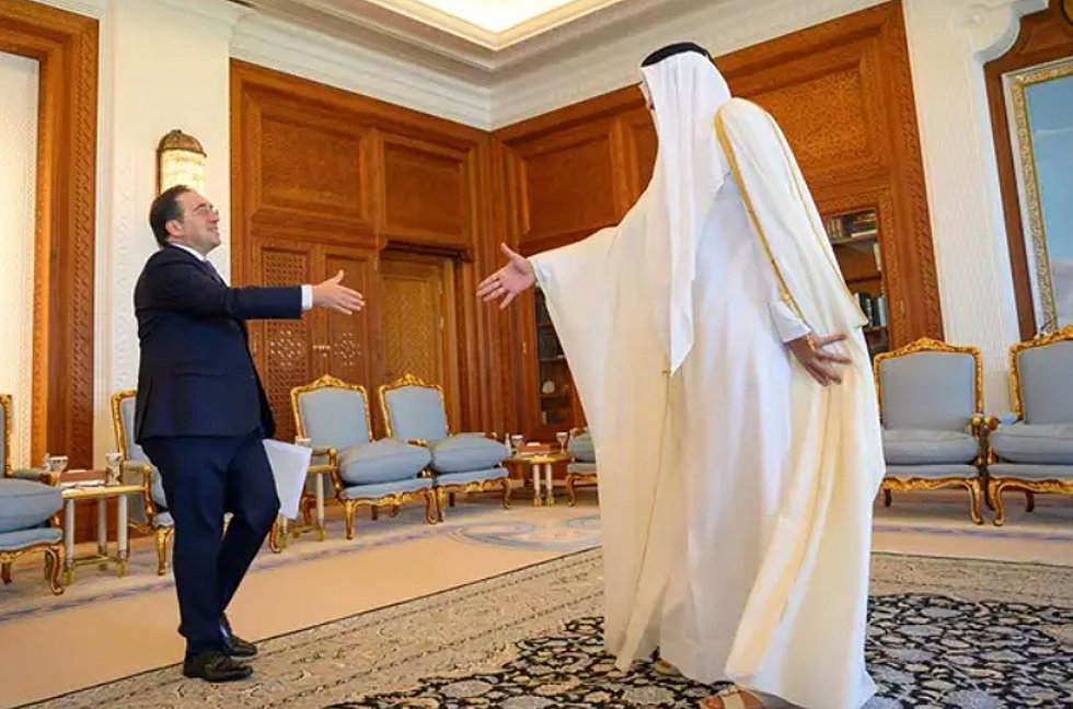 El ministro de Asuntos Exteriores, Unión Europea y Cooperación, José Manuel Albares, es recibido por el emir de Qatar, jeque Tamim bin Hamad al Thani
