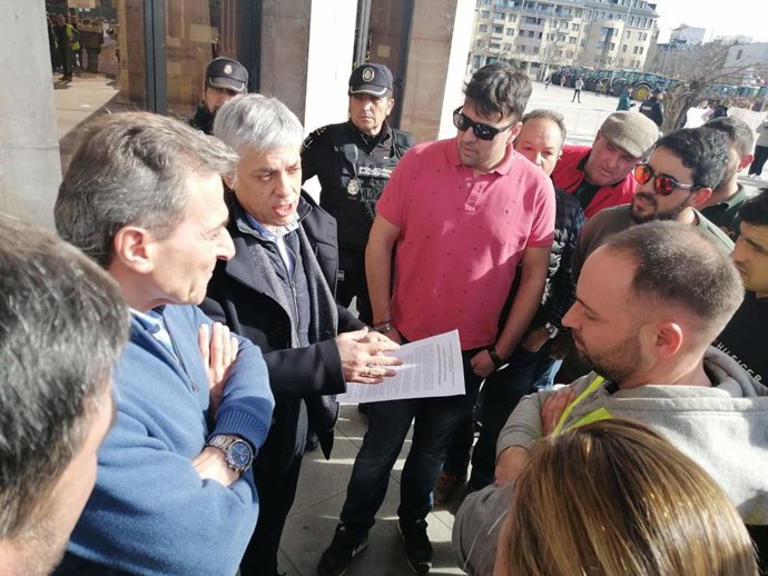 El delegado territorial de la Junta en León, Eduardo Diego, conversa con una representación de los manifestantes.