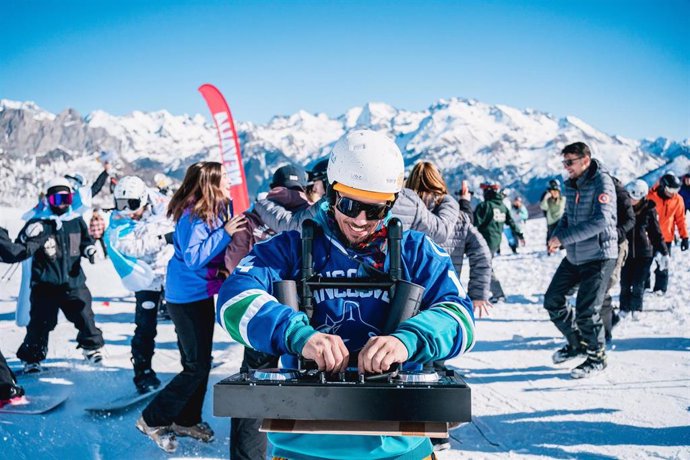 Archivo - Tomar clases de esquí, equipamiento, estilo y disfrutar del 'apreski', consejos de la IA para Nevalia 2024.