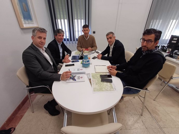 Representantes de las diptuciones de Badajoz y Huelva durante la reunión.