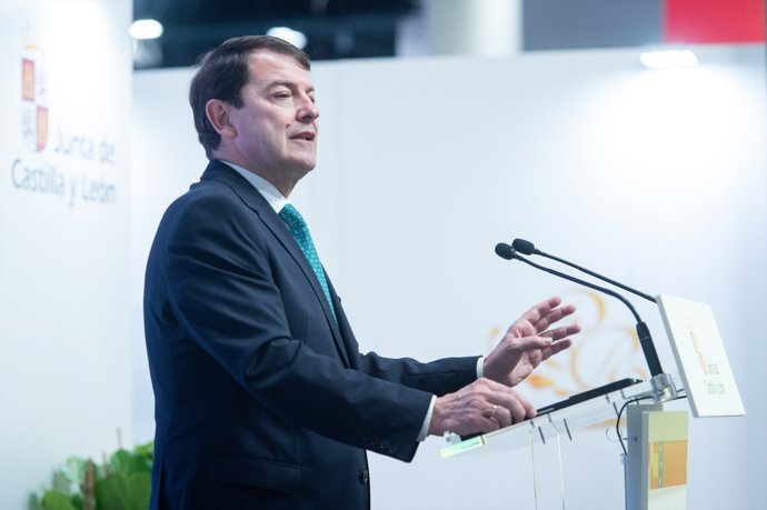 El presidente de la Junta de Castilla y León, Alfonso Fernández Mañueco, interviene en el estand de la Junta de Castilla y León durante su visita a la tercera jornada de Fitur,