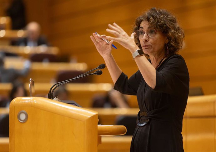 La vicepresidenta primera y ministra de Hacienda, María Jesús Montero, interviene durante un pleno del Congreso de los Diputados, en el Palacio del Senado, a 10 de enero de 2024, en Madrid (España). El Pleno del Congreso, en su primera reunión del año, 