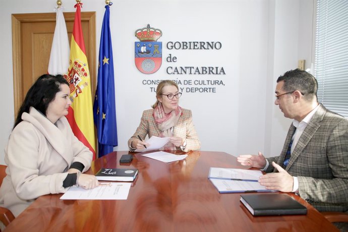 La consejera de Cultura, Eva Guillermina Fernández (centro), se reúne con el alcalde de Val de San Vicente, Roberto Escobedo