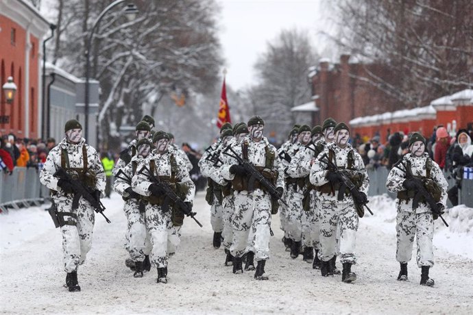 Archivo - Las Fuerzas Armadas de Finlandia durante un desfile militar