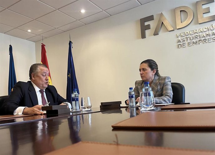 Venancio Salcines y María Calvo en la sede de FADE