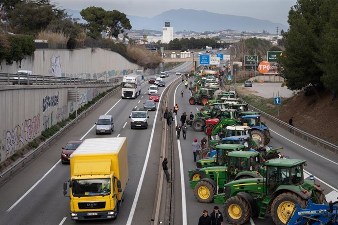 Agricultores cortan la C-17 en Parets del Valls
