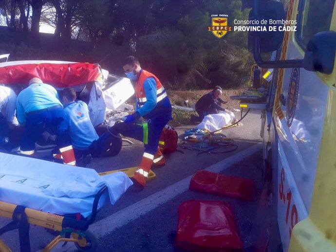 Efectivos de sanitarios y de bomberos actuando en el accidente producido en la A-48.