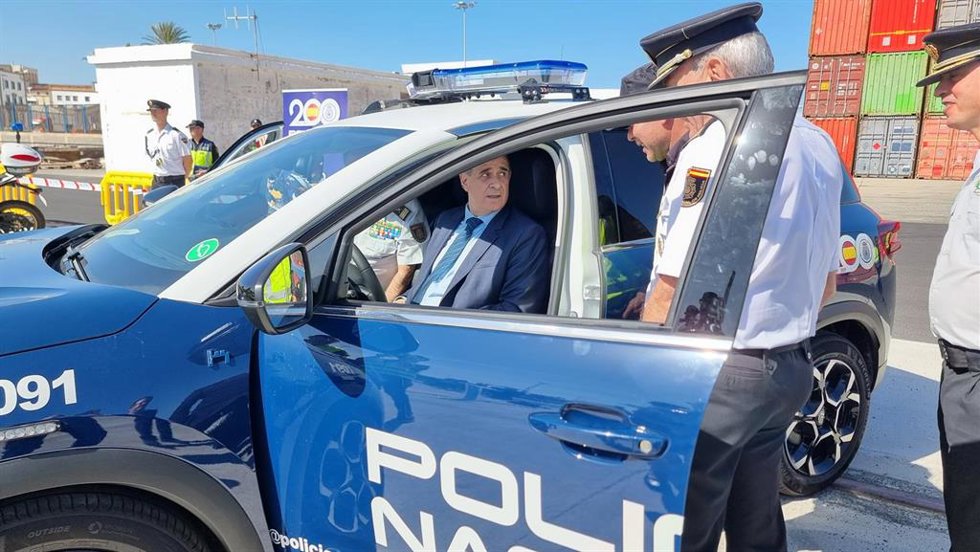 El director general de Policía Nacional, Francisco Pardo, presentando los nuevos vehículos incorporados a la flota automovilística de Canarias