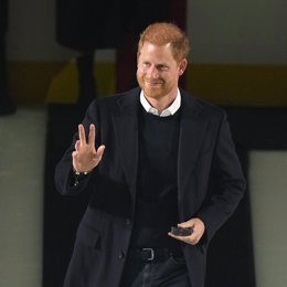 Archivo - November 20, 2023, VANCOUVER, BC, CANADA: Prince Harry, Duke of Sussex, waves to the crowd, as he arrives to drop the puck for a ceremonial faceoff before the Vancouver Canucks and San Jose Sharks play an NHL hockey game in Vancouver, on Monda