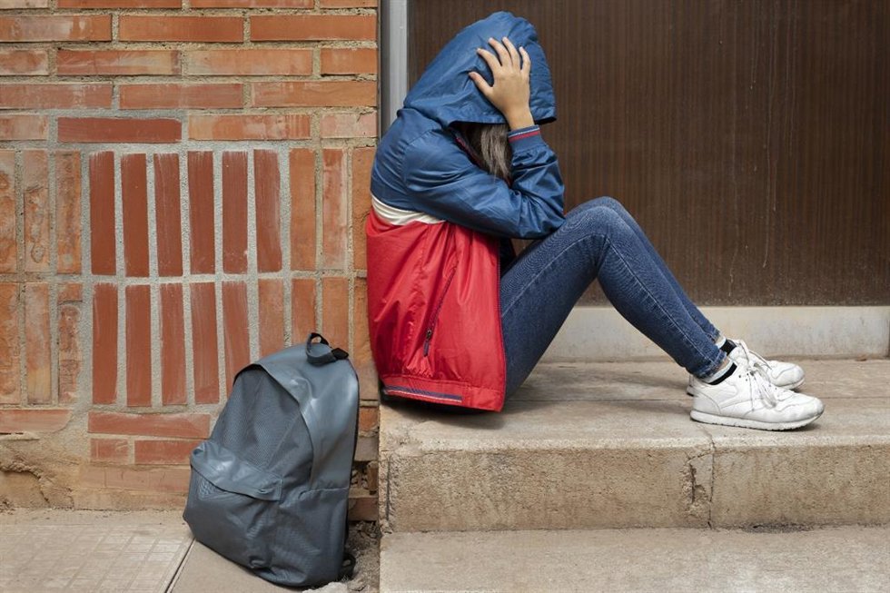 Estudiante en un patio