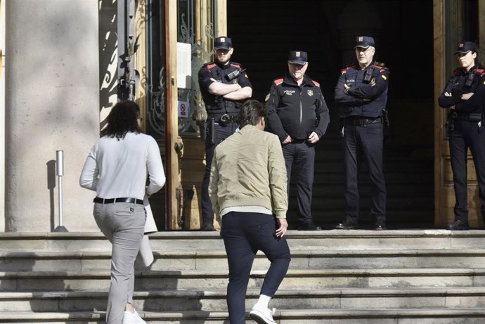 El amigo de Dani Alves, Bruno, que salió de fiesta con él la noche que el futbolista presuntamente agredió a una joven en la discoteca Sutton, llega a la Audiencia de Barcelona para declarar como testigo.